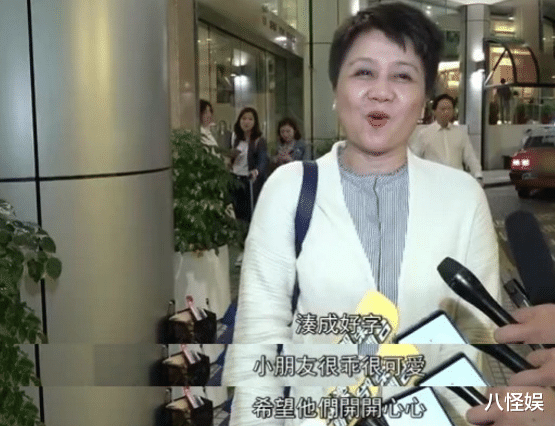 何猷君|何猷君晒四太抱孙女照，一个月大女儿胖嘟嘟，被哥哥摸脚丫好温馨