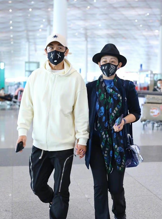 易烊千玺|49岁赵文卓机场秀恩爱！携娇妻十指相扣不放手，背大包旁若无人