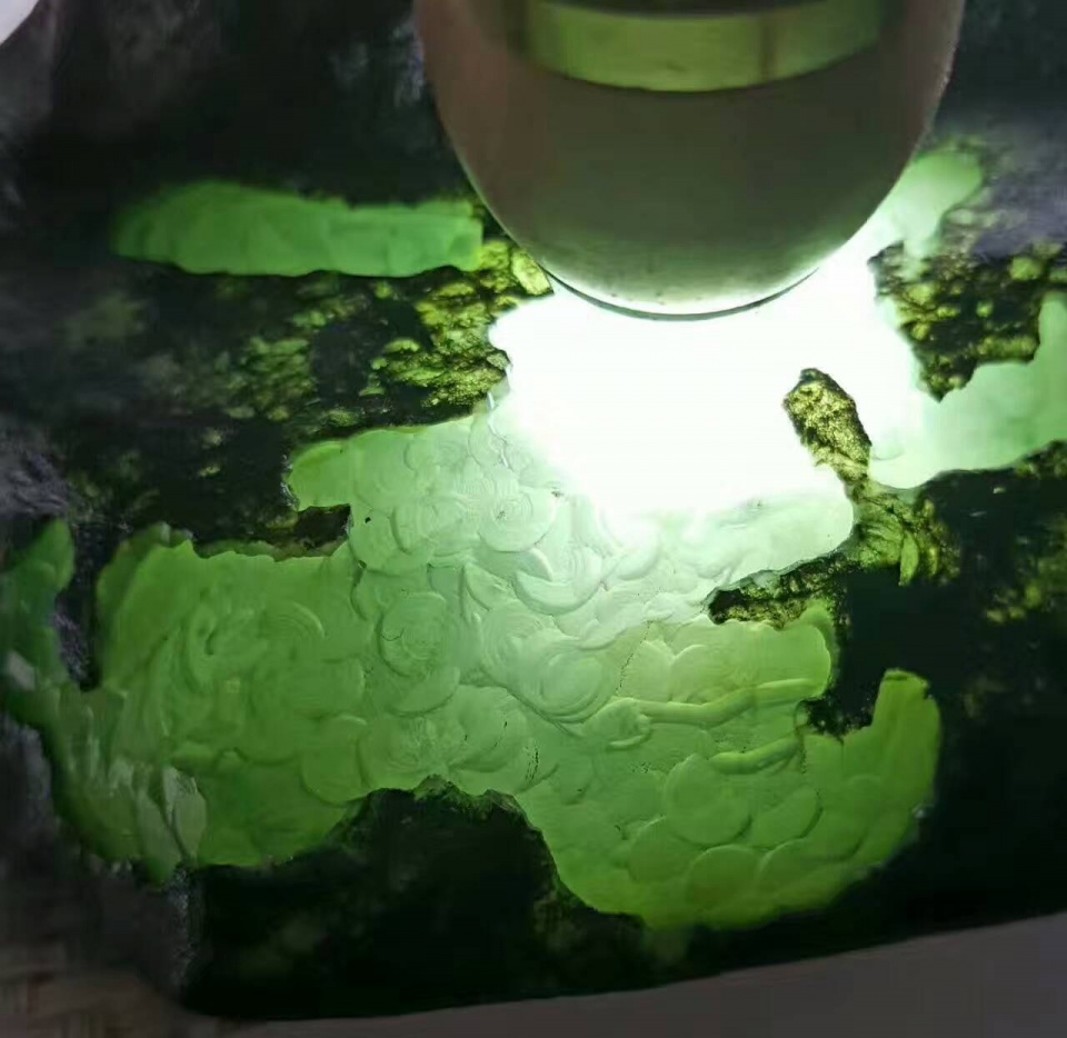 翡翠|是什么原因让那丑陋无比的石头,变成具有极大收藏价值的玉石之王