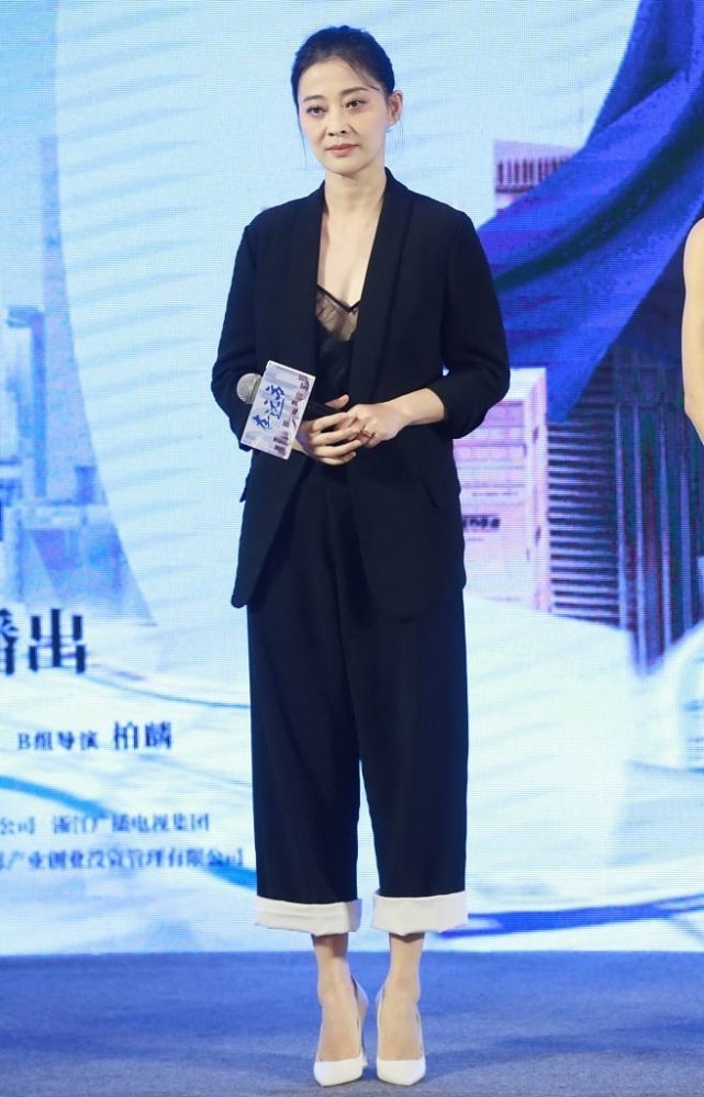 白小白的衣橱|自然老去的女人也挺漂亮，梅婷虽然笑起来有皱纹，但状态很自然