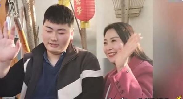 徐梦洁|没空见陈亚男?朱小伟与美女坐吊椅合影,腼腆脸红夫妻相十足