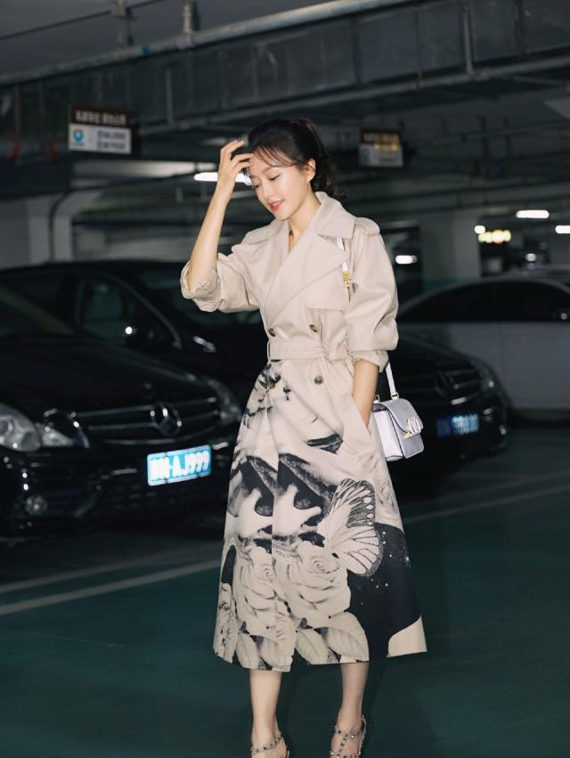 秦岚|秦岚温柔如水，一颦一笑都打动人心，回头一笑美得让众生颠倒