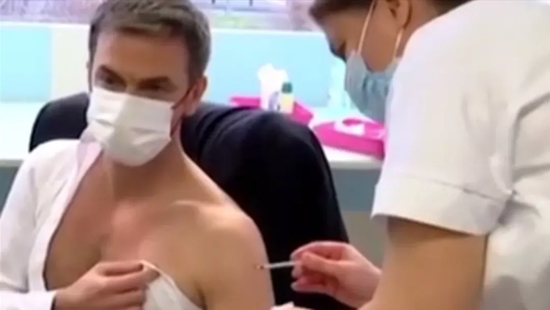疫苗|肌肉帅哥接种疫苗，秀出麒麟臂满屏荷尔蒙，网友：我也想当护士！