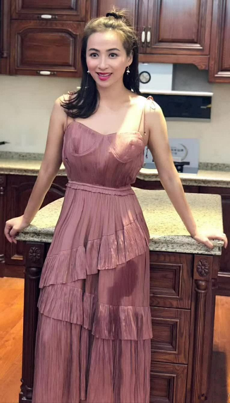 何有强|麦家琪保养得太好了吧,一袭蓝色流苏吊带裙浪漫温柔,成熟优雅