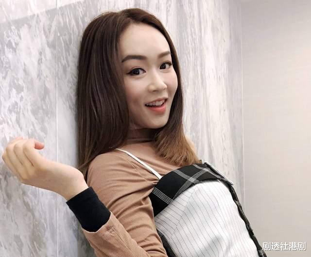 杨思琦|43岁港姐冠军产子后状态回春，为美容公司拍摄广告代言，再现水蛇腰