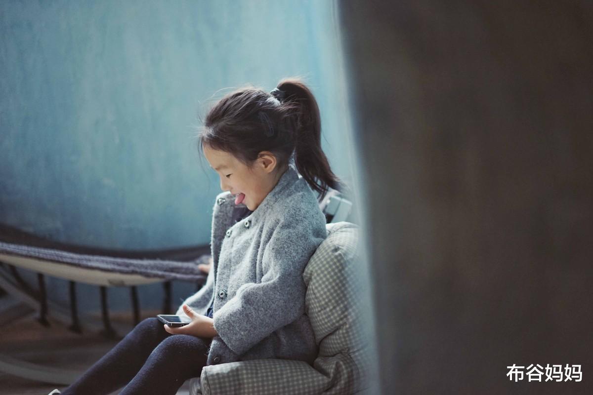 布谷妈妈|孩子的脊柱很脆弱，平时若有3种行为，说明在慢慢变驼背、高低肩