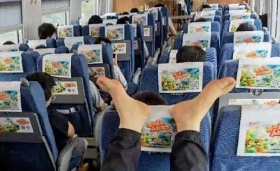 缘来妈咪|北京到上海高铁一男子光脚放乘客座椅顶上，网友: 一路闻\＂味\＂？