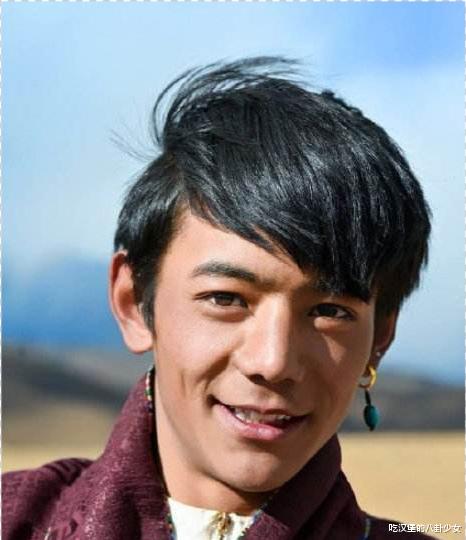 明星|丁真开始飘了？被各大明星求合照表情淡定，并不在意抽烟负面影响