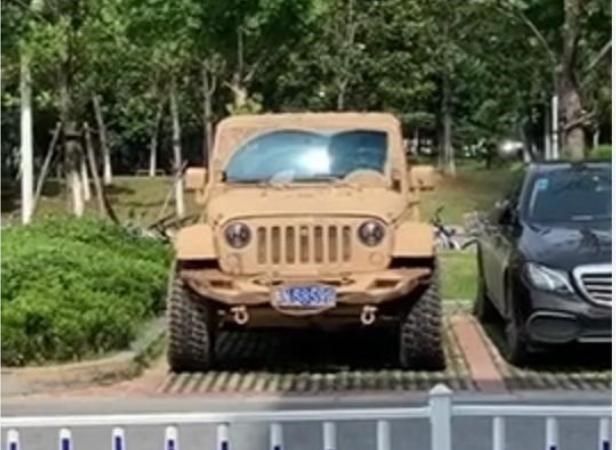 冉昊腾星座屋 新店开业免费洗车,男子开3辆牧马人排队,老板:给你100走吧