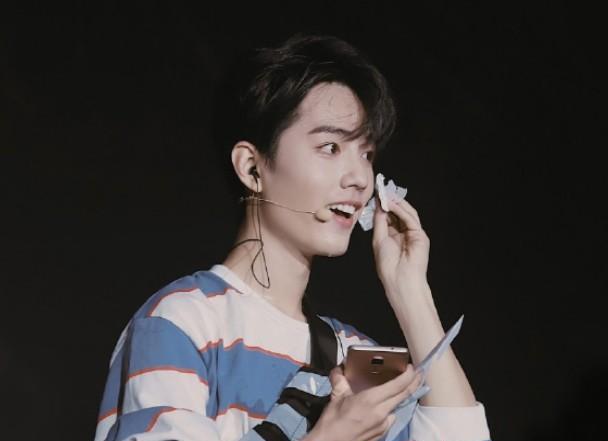 肖战|肖战突然公布“新身份”，简简单单5字介绍，却让粉丝哭了大半宿