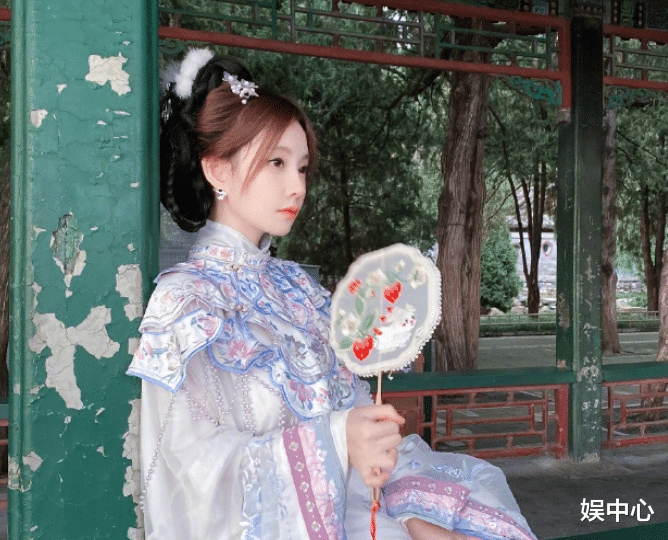 冯提莫|冯提莫环球影城穿搭,路人镜头下状态好,低调又不失甜美