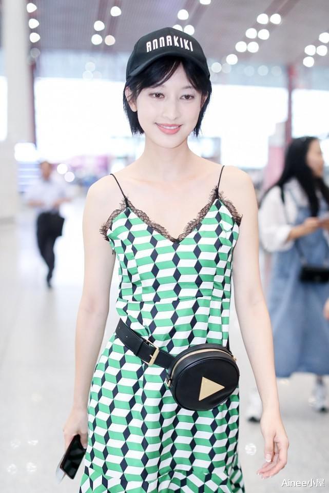 Ainee小屋|张俪身材成熟气质清纯，清凉长裙用“鱼线”吊着，白嫩肌肤惹眼