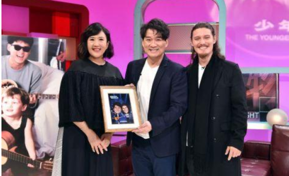 周华健|周华健为儿子庆生，90后儿子长相苍老似兄弟，他一口白牙很突出