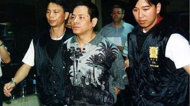 濠江风云|崩牙驹KTV热舞老当益壮，娇妻比他高半头，二人同框曾被叫父女