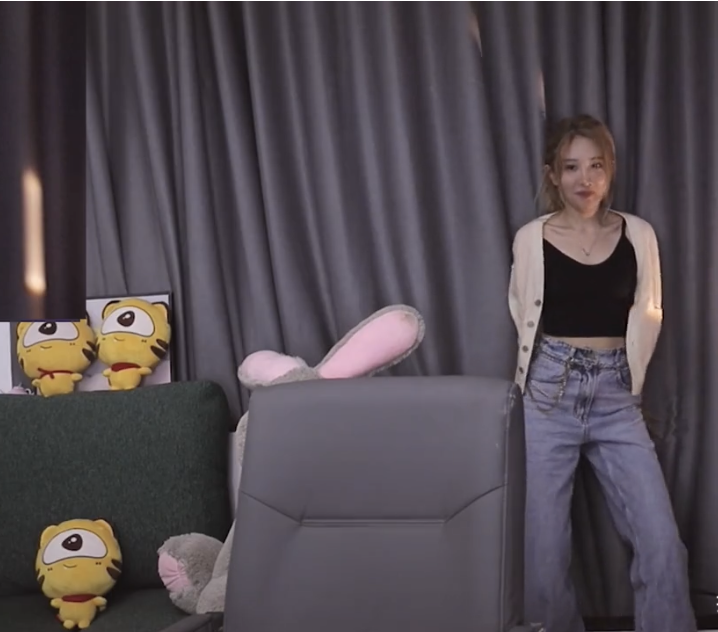 朴智妍|林七七身穿黑色小背心，挑战智妍经典舞蹈，网友：有黑丝更完美