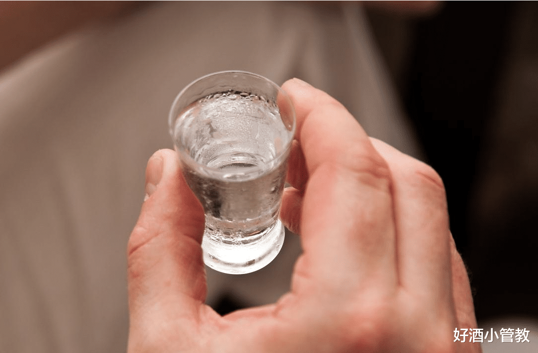 |悲哀!这些明明是勾兑酒,很多人却当粮食酒在喝,纯粮好酒就该这么挑