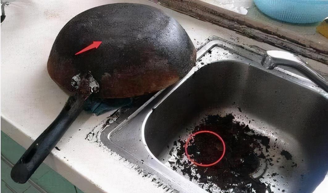 妙妙谈装修 锅底油污又厚又脏，“去污神器”也没用？这些不花钱的方法更管用