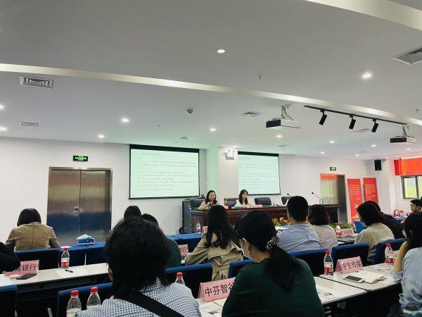 长江日报 智谷文化产业园区提升服务当好“店小二”