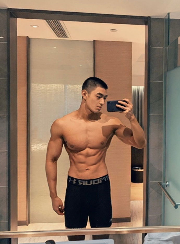 健身圈一哥|谁说成都没硬汉，胸肌发达麒麟臂健壮，1998年出生的他荷尔蒙爆棚！