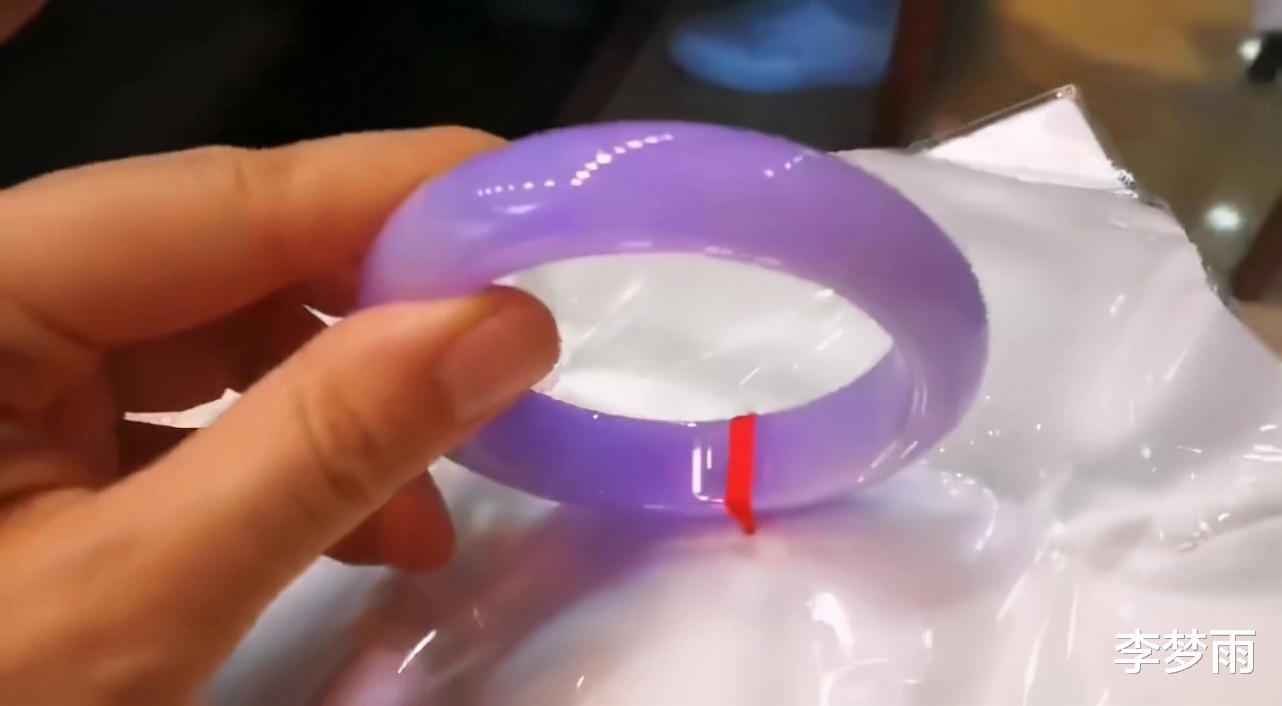 翡翠|朋友在某宝直播间拍了这样的翡翠镯子,真的一眼假