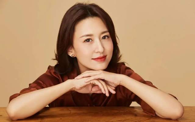 张蕾|最美央视金花，事业巅峰嫁富豪，为生子险丧命，今42岁仍是女神