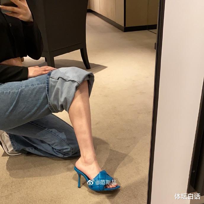 范志毅|范志毅英国籍女儿太美艳，为大7岁土豪男友庆生，二人已同居2年