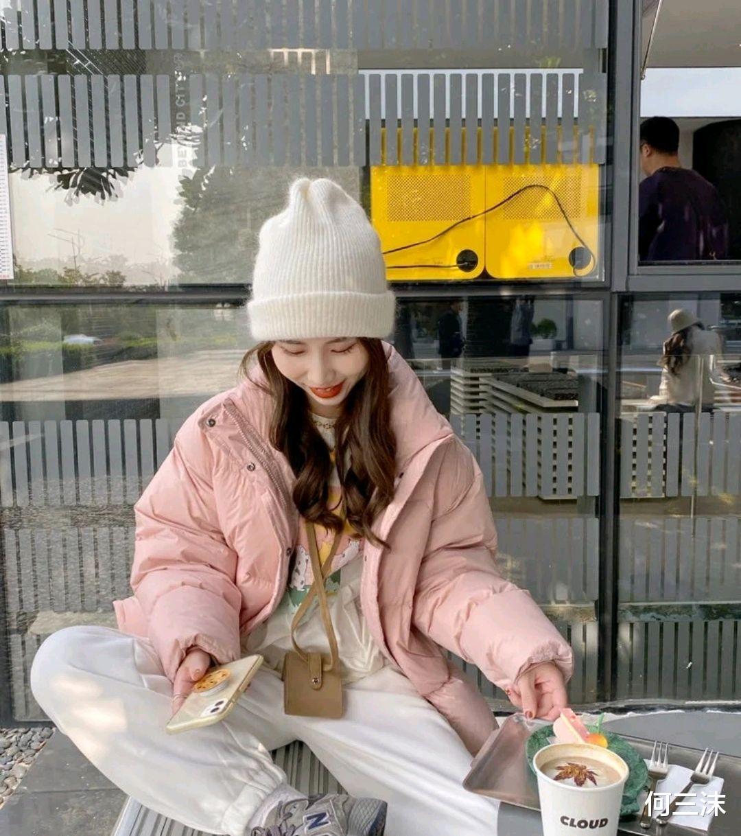 何三沫 想要偷懒快速出门,可以尝试羽绒服配卫裤的懒人穿搭,保暖又耐看