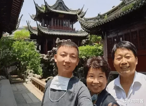 许敏|田静晒姚爸郭威合照，祖孙3人共用1张脸，这才是真正的一家人！