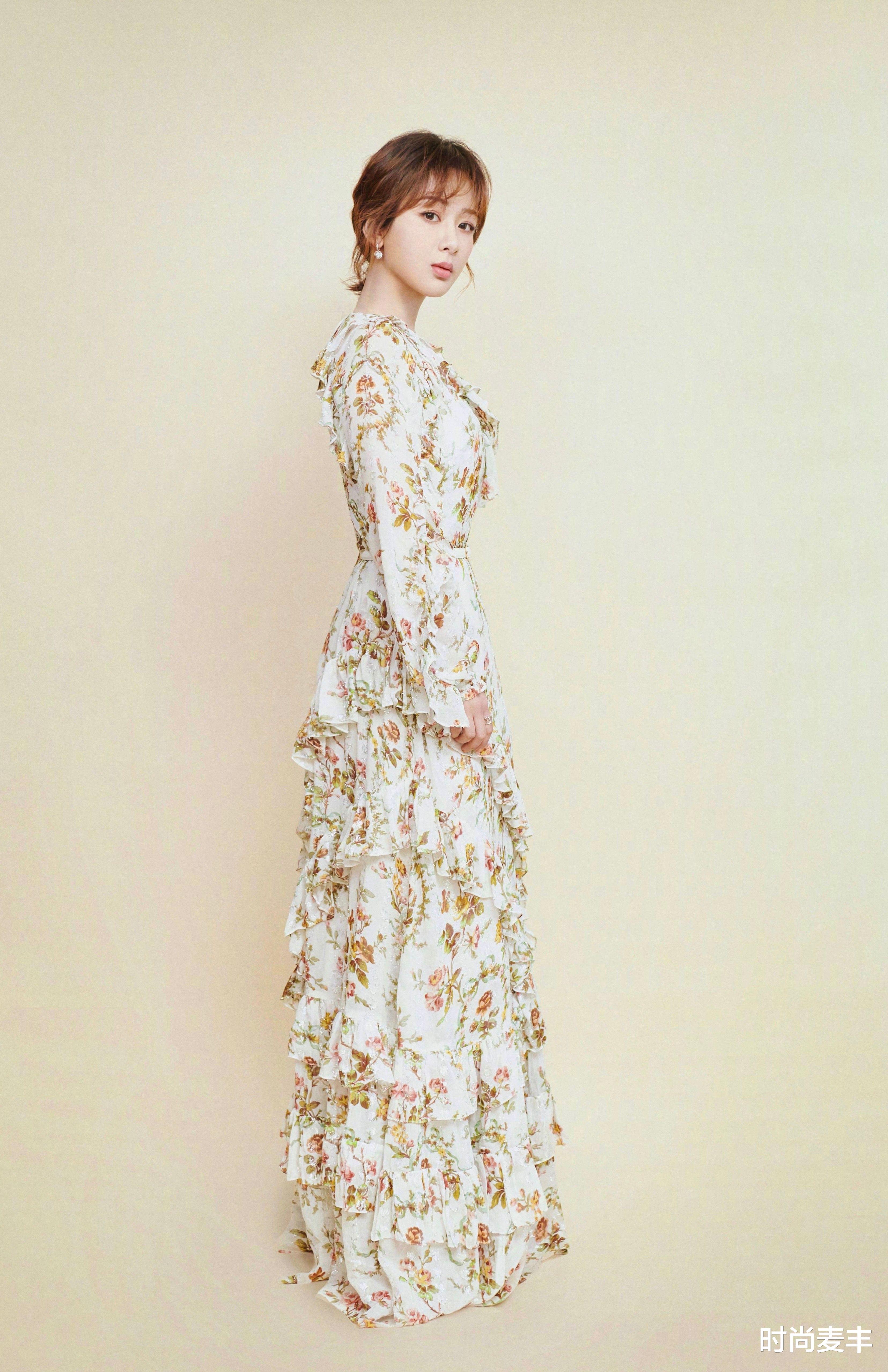 杨紫|杨紫民国风造型路透，浅蓝色上衣配白色长裙优雅知性，双马尾少女感满满