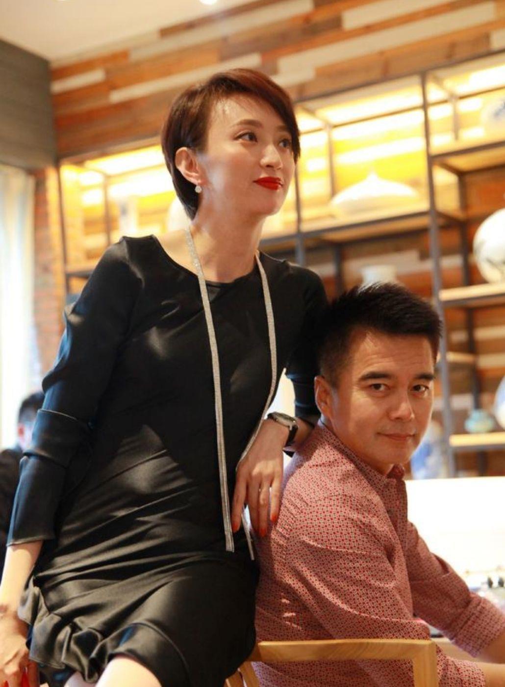 穿衣搭配|许亚军真有福气，妻子短发配黑色连衣裙亮相，全身散发无穷魅力