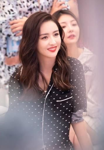 闲鱼有话说 佟丽娅气质拿捏得真好,穿着“睡衣”撸起袖子参加节目,仍惊艳了