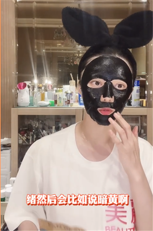 范冰冰|范冰冰发微博疑自曝有新恋情，中指戴戒指，七夕晒与神秘男子合照