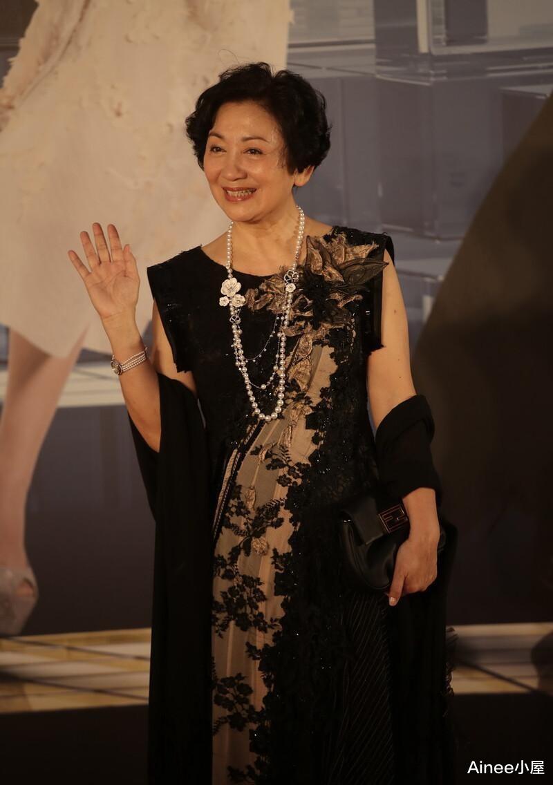 Ainee小屋|鲍起静真有贵妇的气魄，虽然脸上皱纹挺明显，但不影响肌肤饱满