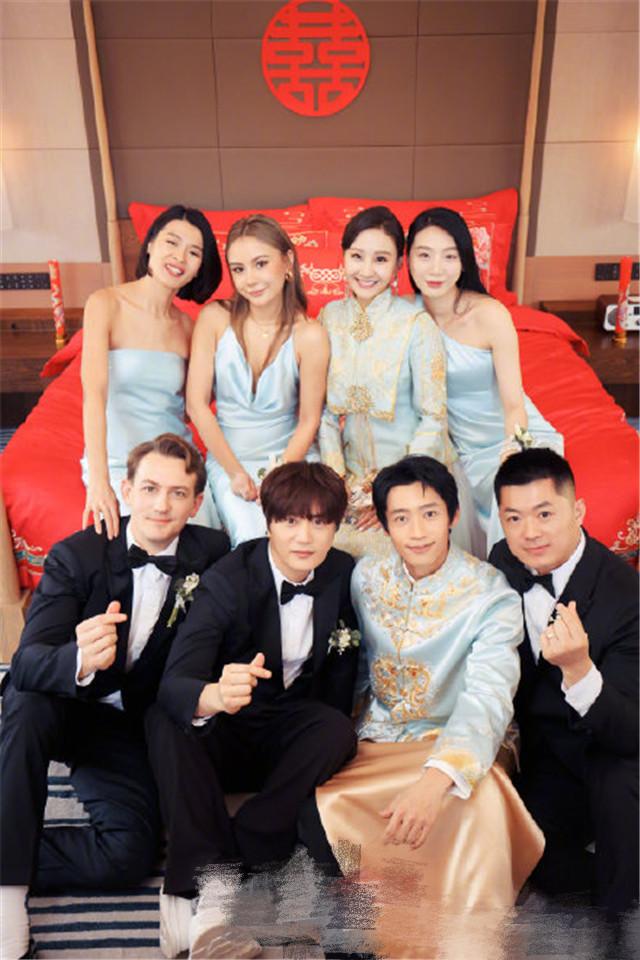 魏晨|魏晨于玮婚礼现场图，穿中式礼服向长辈敬酒鞠躬，场面高甜