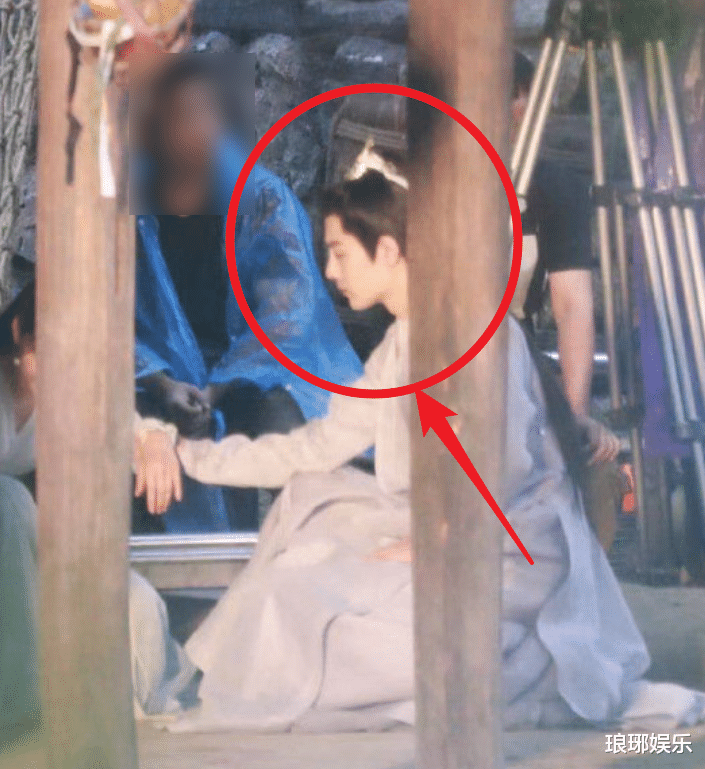 遇龙|肖战任敏同框路透曝光，二人站一起好有cp感，这身高差我却看愣了