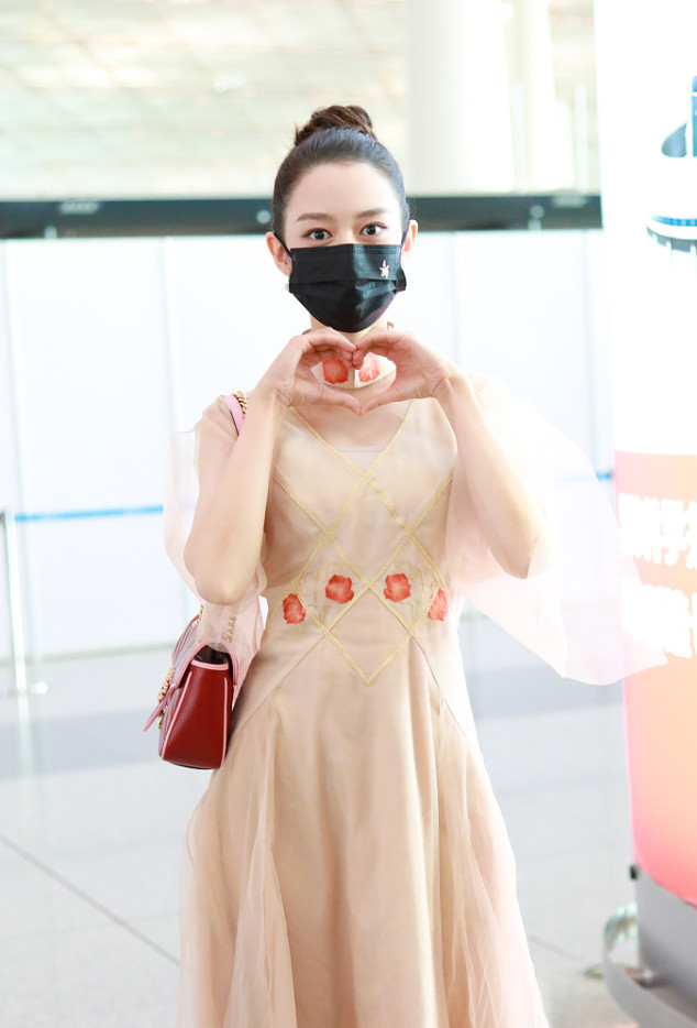 BiuFashion 郎朗的妻子不愧是艺术家,吉娜的穿着也太“仙”了,衣品真挺好