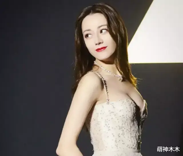 迪丽热巴|热巴又为新戏瘦成纸片人，虎牙包子脸回不来了，高雯堪称最后颜巅