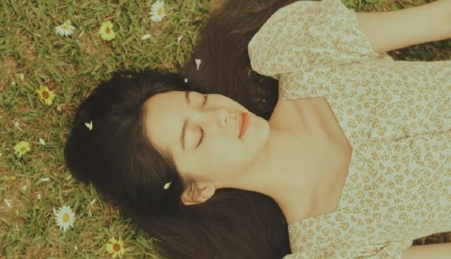 欧阳娜娜|欧阳娜娜在公园里拍写真,脚上的鞋子造型独特,这是对草地的尊重