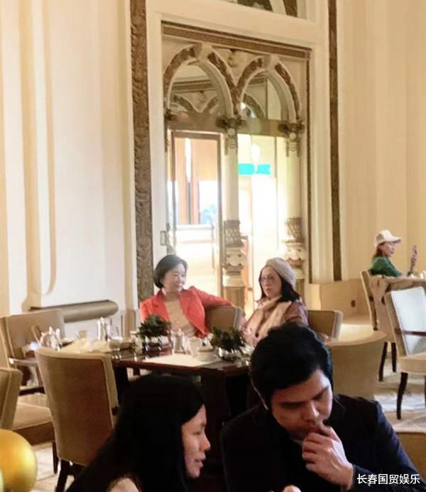刘昊然|67岁林青霞与朋友聚会被偶遇，路人无修生图暴露她真实状态