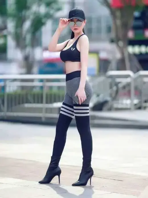 就聊一下|打底裤搭配运动背心，完美绽放女神气质形象，魅力四射