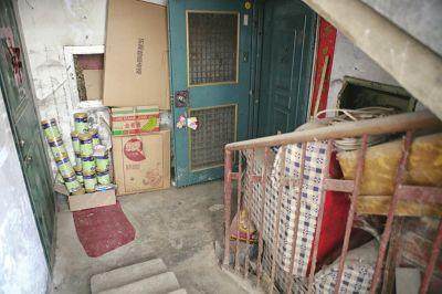 家门口万万别摆这几样东西，十个有九个变穷，有钱人从不摆