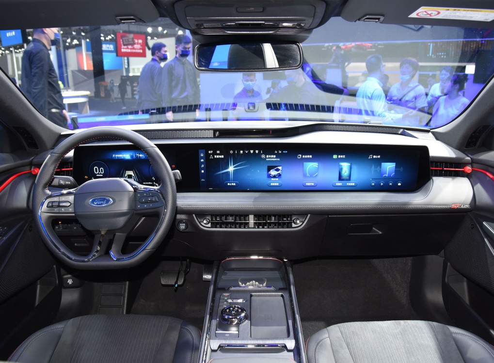美系10萬級SUV擁有跑車外觀，中控臺配27寸“電視”，搭2.0T+8AT-圖5