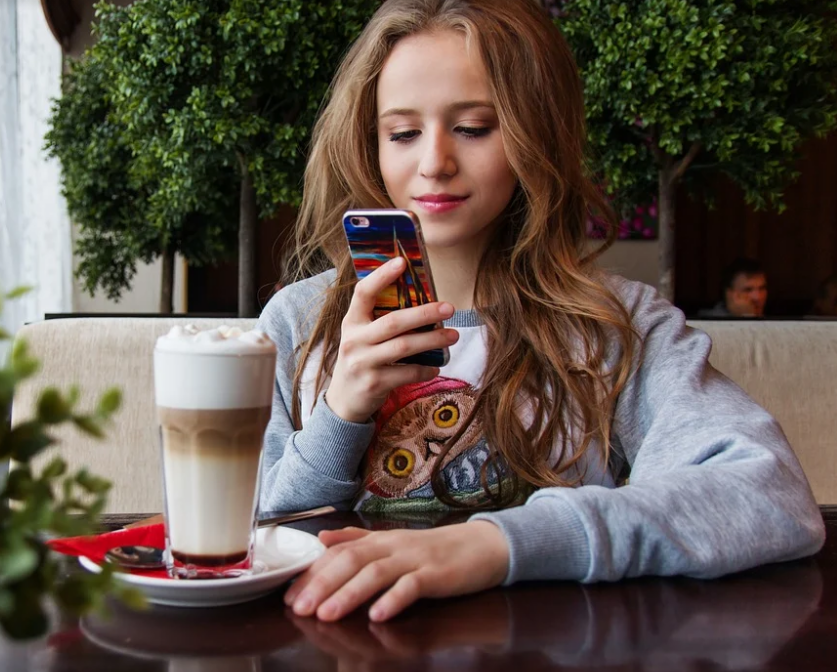 萱爸育儿经|广西少年沉迷“垃圾快乐”,为玩手机拿刀捅向亲人,结局一死一伤