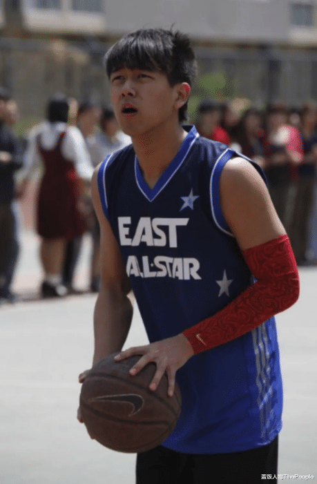 杨紫|明星校园生活大不同！AB一周10块钱，郑恺开豪车上学，杨紫接地气