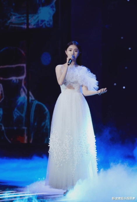 刘浩存|刘浩存陈都灵素颜同框，相差7岁却看不出，天然美女就是不一样？