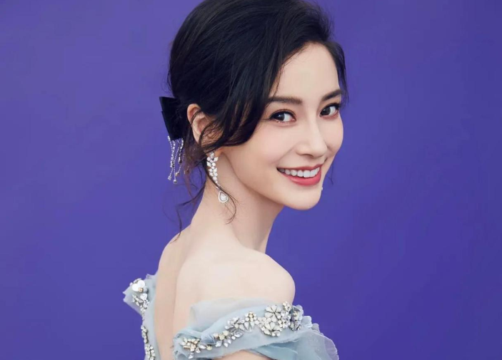 Angelababy|18岁吃着双棒冰淇淋的杨颖,也逃不过非主流的元素,还挺漂亮