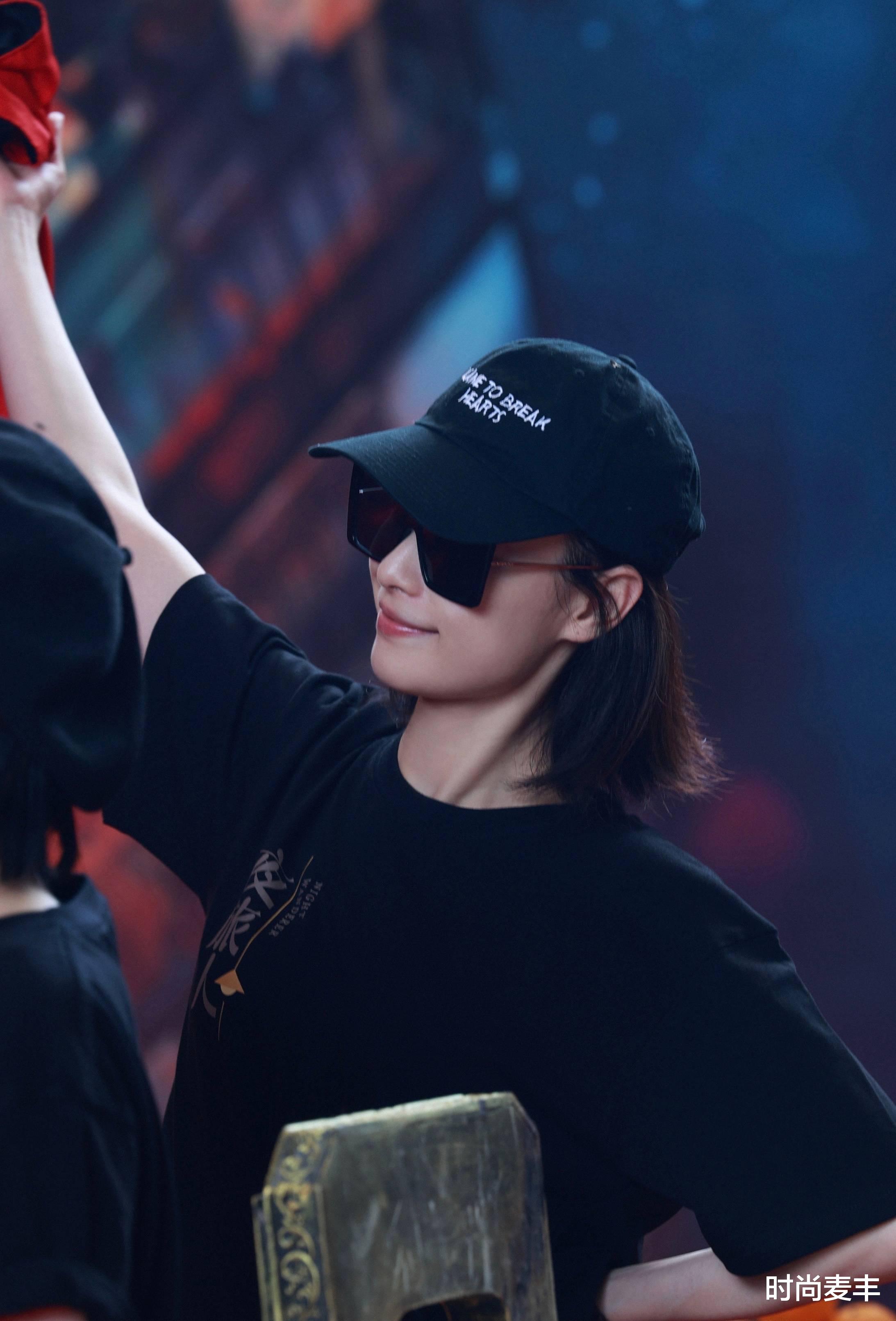 时尚麦丰|倪妮33岁生日写真释出，猫咪刺绣polo条纹衫，笑起来治愈又温暖