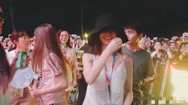 明星素颜|Baby三亚度假犯烟瘾,一根接一根地抽,素颜模样差点没认出来