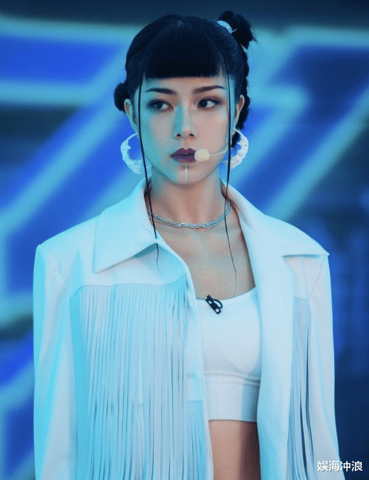 高圆圆|有一种尴尬叫“被发型封印颜值”，连高圆圆都被黄圣依艳压了