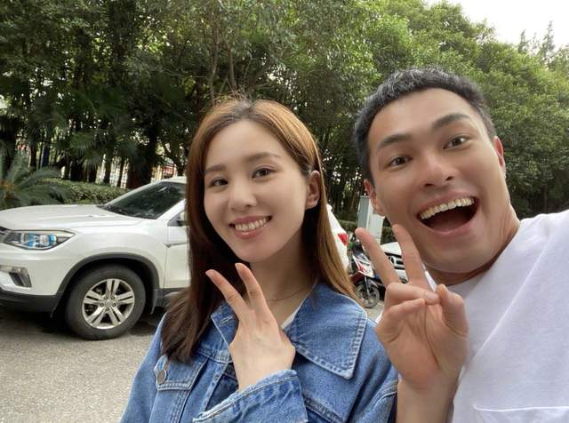 杨祐宁|39岁杨祐宁晒全家福，忙工作未陪1岁女儿庆生，妻女亲吻画面温馨